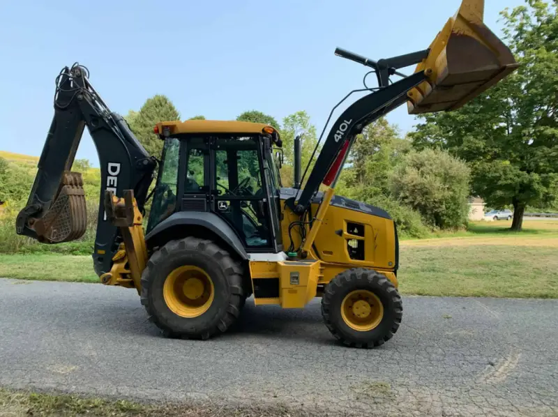 2017 John Deere 410L photo 9