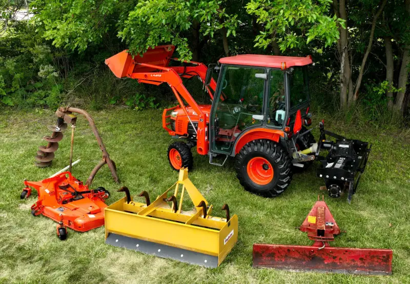2009 Kubota B3030 4WD Tractor with Full Attachment Package photo 12