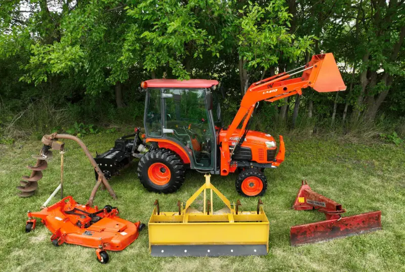 2009 Kubota B3030 4WD Tractor with Full Attachment Package photo 1