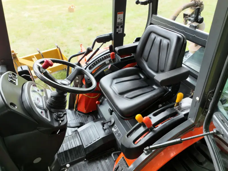 2009 Kubota B3030 4WD Tractor with Full Attachment Package photo 13