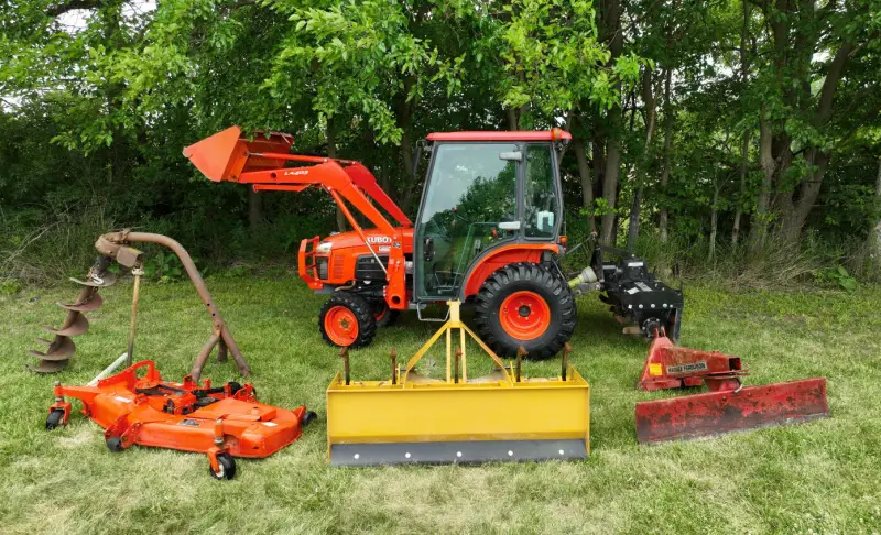 2009 Kubota B3030 4WD Tractor with Full Attachment Package photo 11