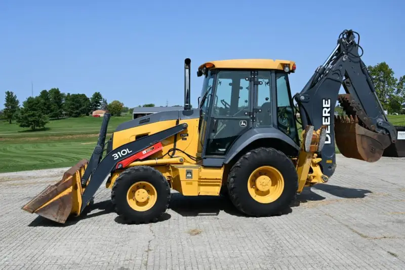 2016 John Deere 310L photo 2