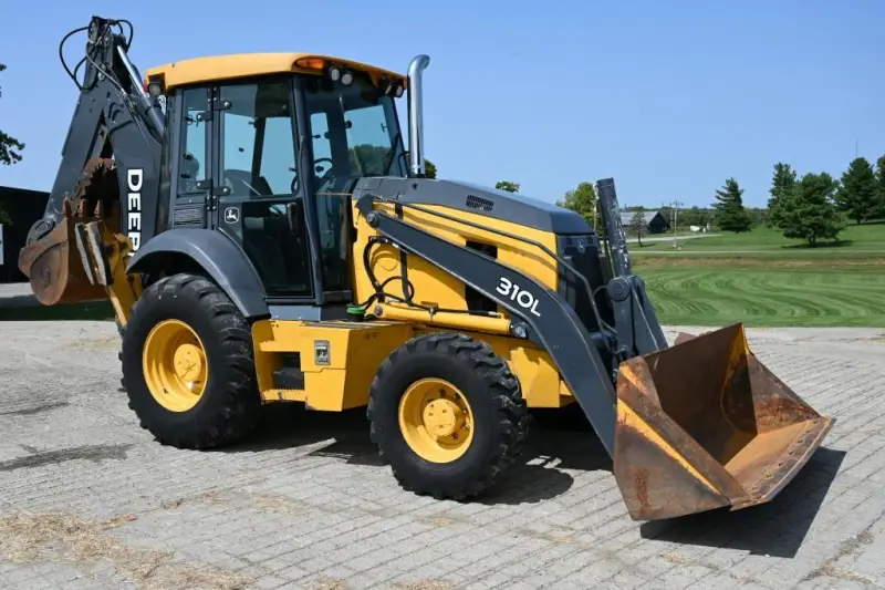 2016 John Deere 310L photo 10