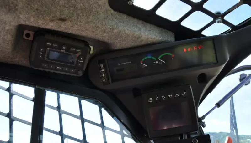 2018 John Deere 333G photo 40