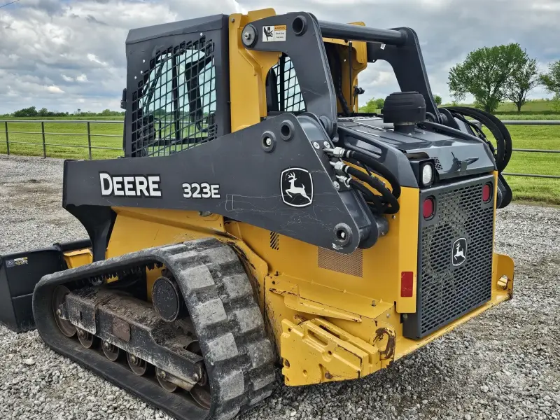 2016 John Deere 323E photo 32