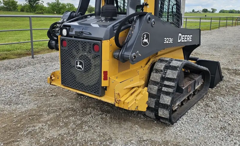 2016 John Deere 323E photo 11