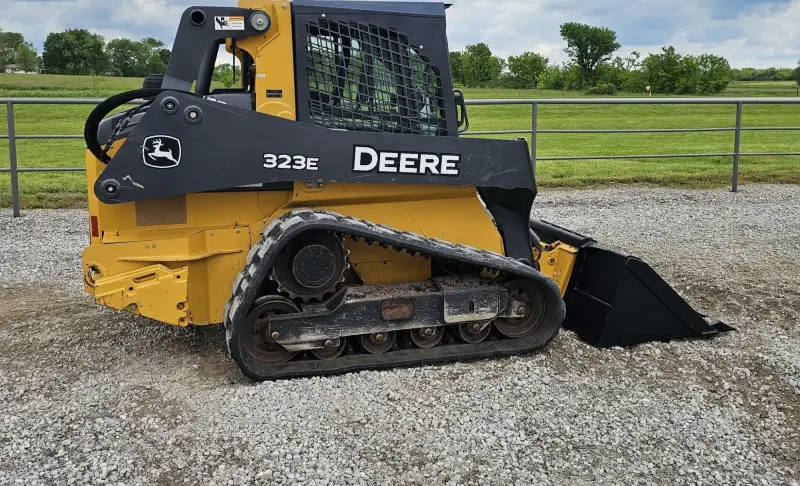 2016 John Deere 323E photo 15