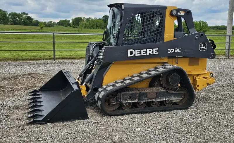 2016 John Deere 323E photo 46