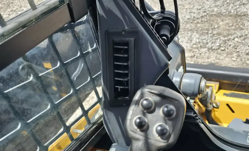 2016 John Deere 323E photo 18