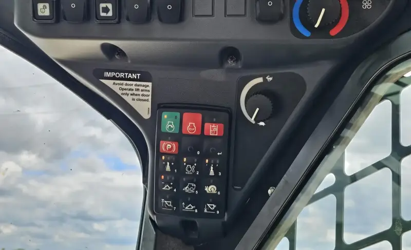 2016 John Deere 323E photo 14