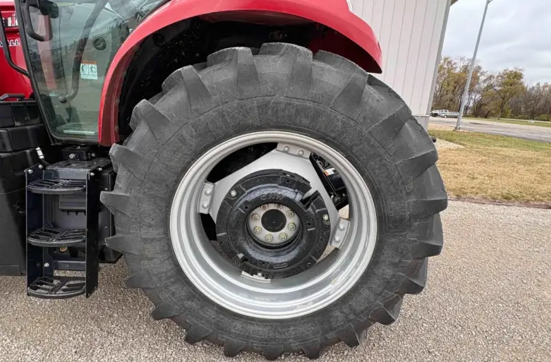 2021 Case IH Farmall 140A MFWD photo 30