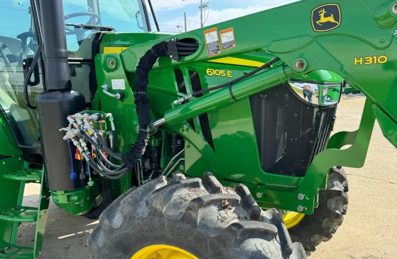 2022 John Deere 6105E MFWD photo 18