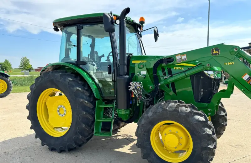 2022 John Deere 6105E MFWD photo 3