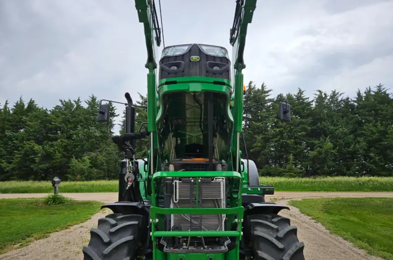 2017 John Deere 6130M MFWD photo 18