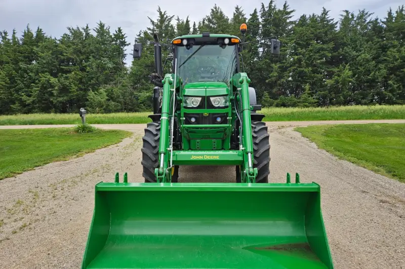 2017 John Deere 6130M MFWD photo 2