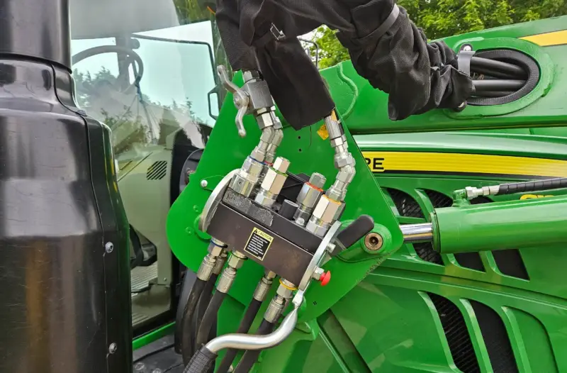 2017 John Deere 6130M MFWD photo 28
