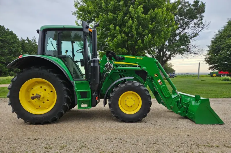 2017 John Deere 6130M MFWD photo 4