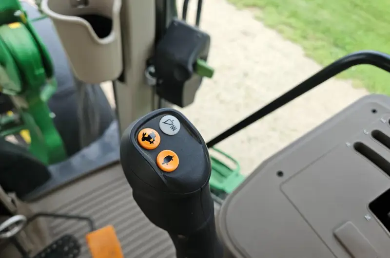 2017 John Deere 6130M MFWD photo 46