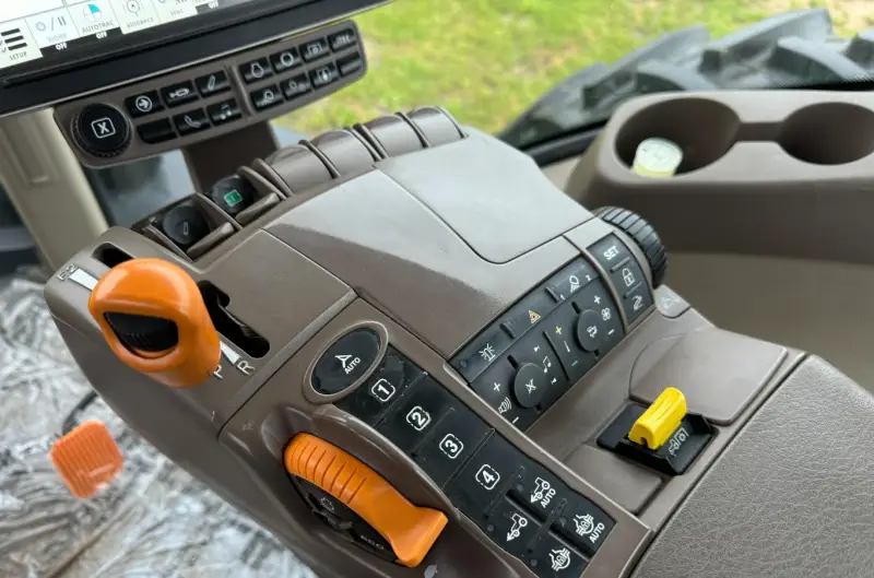 2016 John Deere 8320R MFWD photo 31