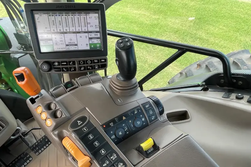 2015 John Deere 6155R MFWD photo 46