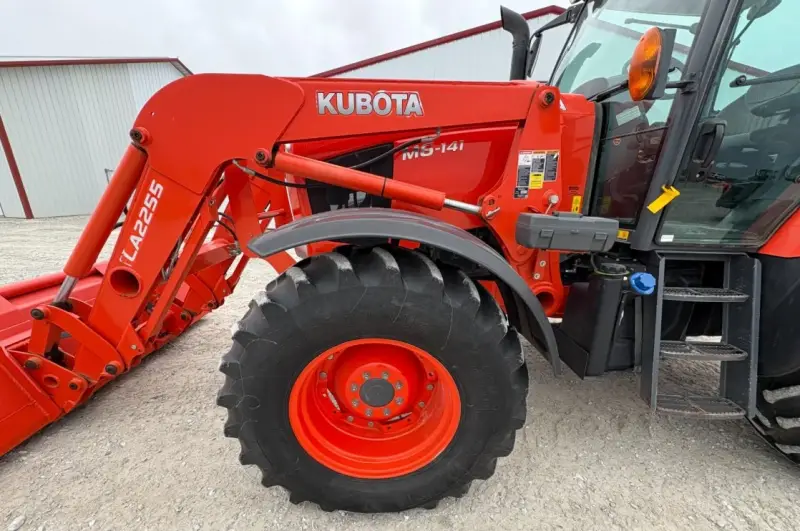 2019 Kubota M6-141 MFWD photo 9